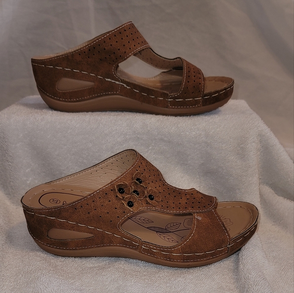 Set of 2 temu sandals, one brown and one blue - Picture 3 of 8